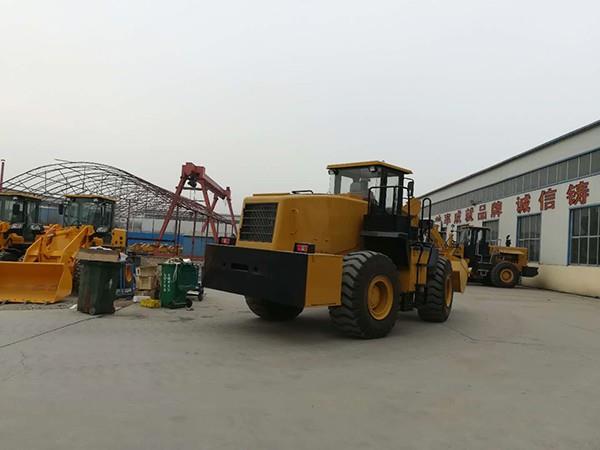 挖掘裝載機在多種情況下的制動操作要領